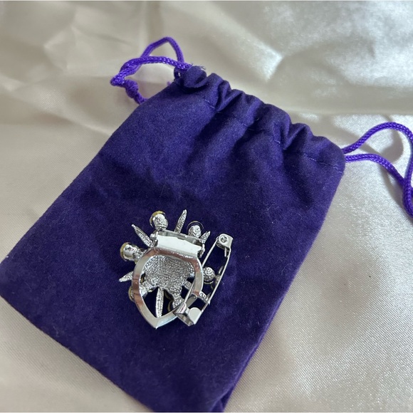 Sparkling Crystal Brooch - Picture 5 of 8